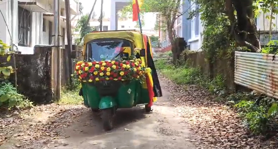 ಕನ್ನಡ ಧ್ವಜದೊಂದಿಗೆ ಆಟೋವನ್ನು‌ ಸಿಂಗರಿಸಿ ಕನ್ನಡ ಅಭಿಮಾನ ಮೆರೆದ ಜಯಕರ್ ಕುಂದರ್ - News Karnataka