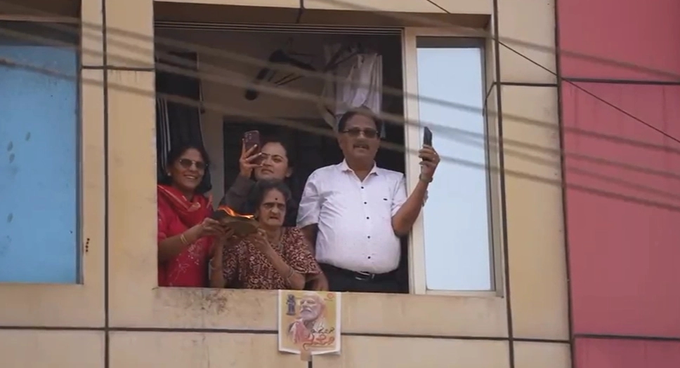 ಉಡುಪಿ: ರೋಡ್ ಶೋ ವೇಳೆ ಪ್ಲಾಟ್ ನಲ್ಲಿ ನಿಂತು ಪ್ರಧಾನಿಗೆ ಆರತಿ ಬೆಳಗಿದ ವೃದ್ಧೆ! - News Karnataka