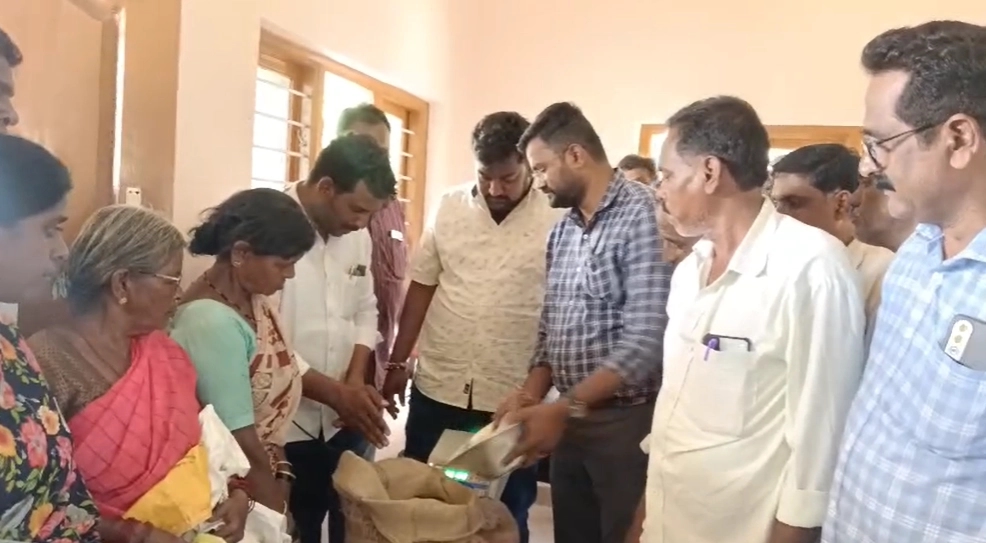 ನ್ಯಾಯ ಬೆಲೆ ಅಂಗಡಿ ಉದ್ಘಾಟನೆ, ಪಡಿತರ ಆಹಾರ ಪದಾರ್ಥಗಳನ್ನು ವಿತರಿಸಿದ ತಹಶೀಲ್ದಾರ್ ಶಿವಕುಮಾರ್ ಕಾಸ್ನೂರು - News Karnataka