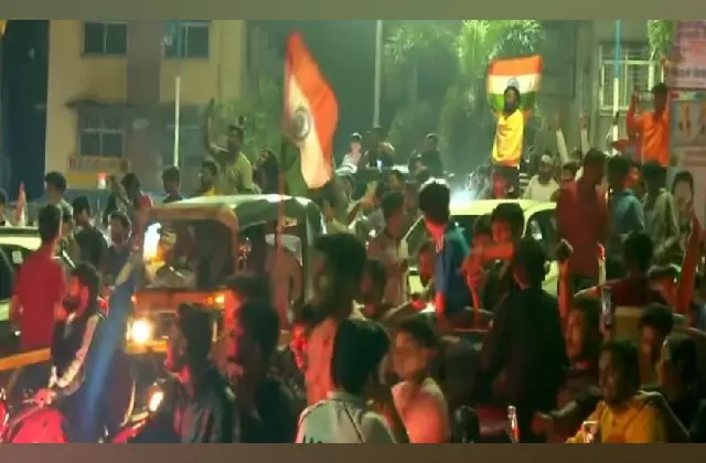 ಜಮ್ಮು-ಕಾಶ್ಮೀರದಲ್ಲಿ ಅಭಿಮಾನಿಗಳಿಂದ ತ್ರಿವರ್ಣ ಧ್ವಜ ಹಿಡಿದು ಸಂಭ್ರಮಾಚರಣೆ - News Karnataka