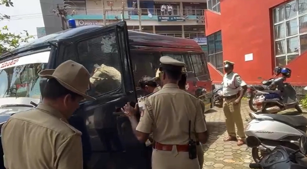 ಎಕೆಎಂಎಸ್ ಮಾಲೀಕ ರೌಡಿಶೀಟರ್ ಸೈಫುದ್ದೀನ್ ಕೊಲೆ ಪ್ರಕರಣ; ಮೂವರು ಆರೋಪಿಗಳು ನ್ಯಾಯಾಲಯಕ್ಕೆ ಹಾಜರು - News Karnataka