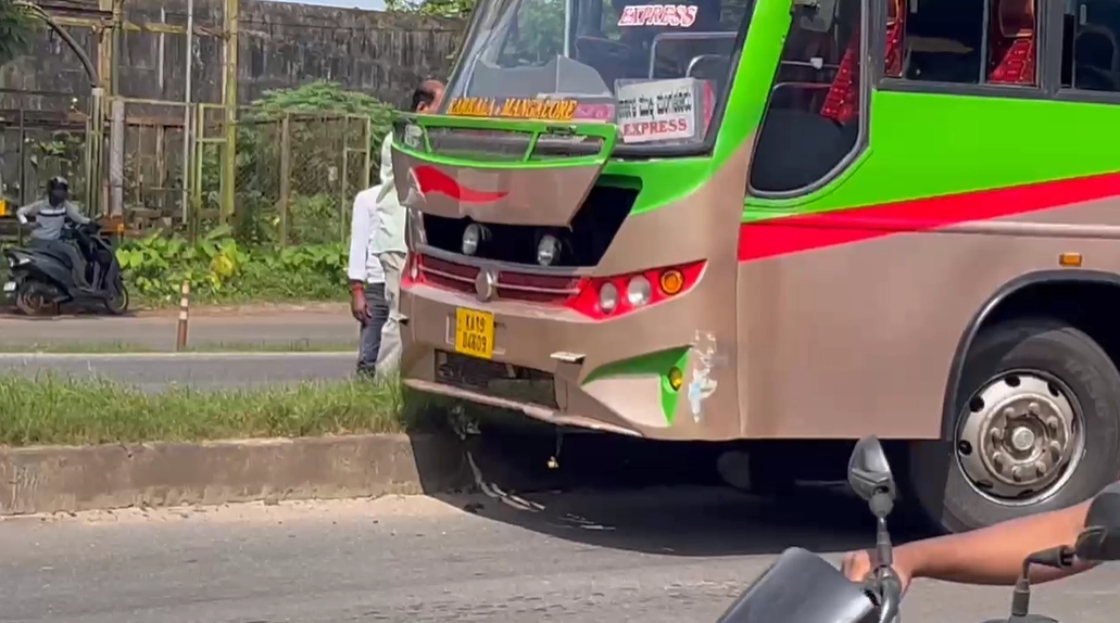 ಪಣಂಬೂರು : ಓವರ್ ಟೇಕ್ ಮಾಡುವ ಅವಸರದಲ್ಲಿ ವಿಭಜಕದ ಮೇಲೆ ಏರಿದ ಬಸ್‌! - News Karnataka