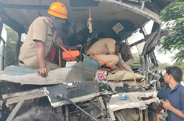 ಕೆಟ್ಟು ನಿಂತ ಲಾರಿಗೆ ಬಸ್‌ ಡಿಕ್ಕಿ: 10ಕ್ಕೂ ಹೆಚ್ಚು ಪ್ರಯಾಣಿಕರಿಗೆ ಗಾಯ! - News Karnataka