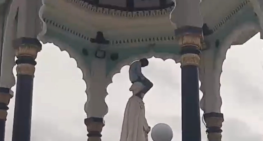 ನಾಲ್ವಡಿ ಕೃಷ್ಣರಾಜ ಒಡೆಯರ್ ಪ್ರತಿಮೆ ತಲೆ ಮೇಲೆ ಕುಳಿತ ವ್ಯಕ್ತಿ.! - News Karnataka