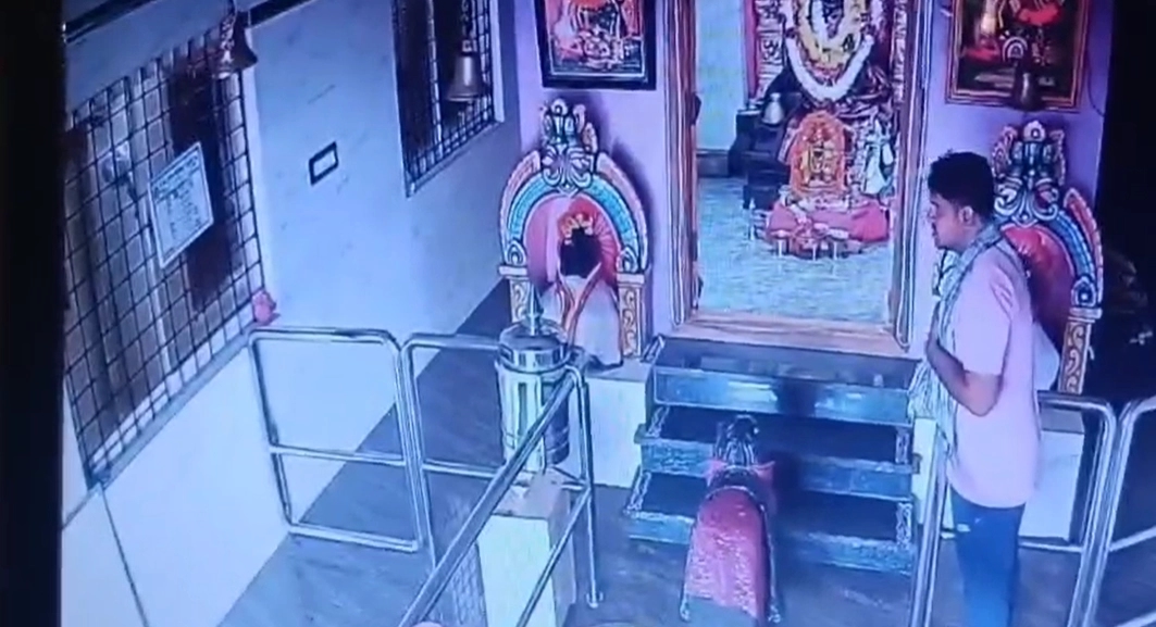 ಚಾಮುಂಡೇಶ್ವರಿಯ ತಾಳಿ ಕದ್ದ ಖದೀಮ, ಕೃತ್ಯ ಸಿಸಿ ಕ್ಯಾಮರಾದಲ್ಲಿ ಸೆರೆ! - News Karnataka