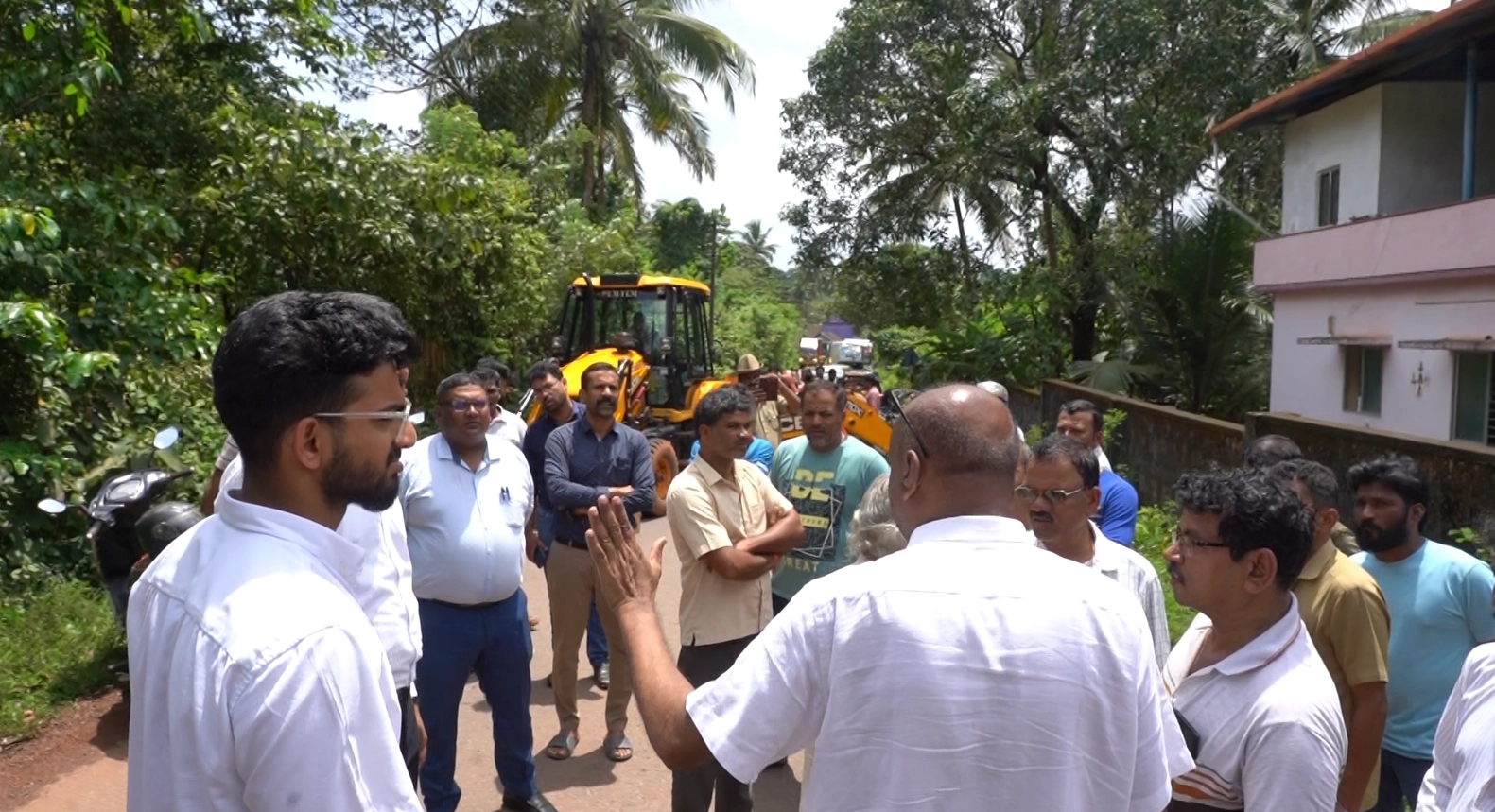 ಖಾಸಗಿ ಜಮೀನಿನಲ್ಲಿ ಅಕ್ರಮ ಹೆದ್ದಾರಿ ನಿರ್ಮಿಸಿದ್ದ ಪಿಡಬ್ಲ್ಯೂಡಿ- ರಸ್ತೆಗೆ ತಂತಿಬೇಲಿ ಹಾಕಿ ಪ್ರತಿಭಟನೆ! - News Karnataka