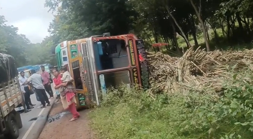 ನಿಯಂತ್ರಣ ತಪ್ಪಿ ಪಲ್ಟಿಯಾದ ಕಬ್ಬು ತುಂಬಿದ್ದ ಲಾರಿ : ಪ್ರಾಣಾಪಾಯದಿಂದ ಪಾರಾದ ಚಾಲಕ - News Karnataka