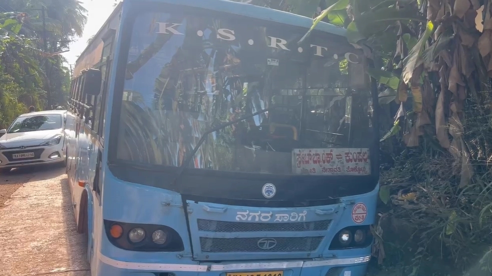 ಕುಂಪಲದಲ್ಲಿ ನಿಯಂತ್ರಣ ತಪ್ಪಿ ಚರಂಡಿಗೆ ಬಿದ್ದ ಸರಕಾರಿ ಬಸ್, ನಿತ್ಯವು ಸಂಚಾರಕ್ಕೆ ಹರಸಾಹಸ! - News Karnataka