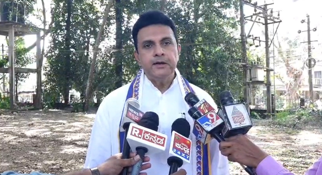 ಶ್ರೀಕೃಷ್ಣಮಠದ ಕನಕನ ಕಿಂಡಿಗೆ ಸ್ವರ್ಣ ಕವಚ ಸಮರ್ಪಣೆ - News Karnataka