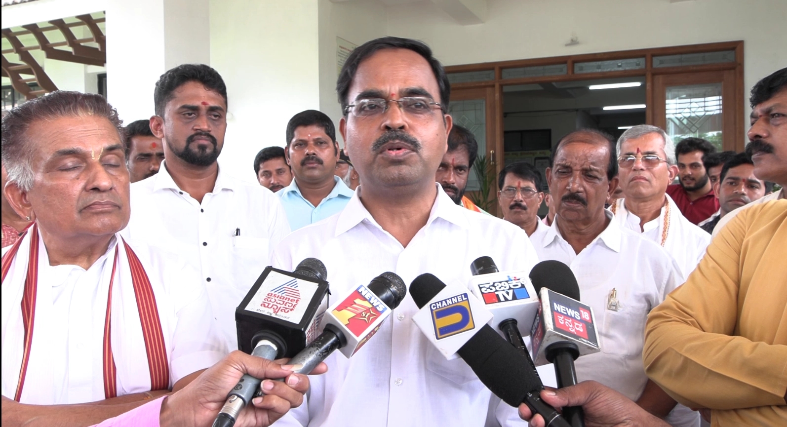ದಕ್ಷಿಣ ಕನ್ನಡ ಜಿಲ್ಲೆಯಲ್ಲಿ ಹಿಂದೂ ವಿರೋಧಿ ಬೆಳವಣಿಗೆ ಖಂಡಿಸಿ ಹಿಂದೂ ಸಂಘಟನೆಗಳ ಒಕ್ಕೂಟದಿಂದ ಡಿಸಿಗೆ ಮನವಿ - News Karnataka
