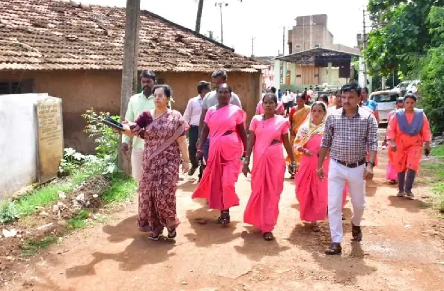 ಡೆಂಗ್ಯೂ ಪ್ರಕರಣ : ಮುಮ್ಮಿಗಟ್ಟಿ ಗ್ರಾಮಕ್ಕೆ ಜಿಲ್ಲಾ ಆರೋಗ್ಯಾಧಿಕಾರಿ ಭೇಟಿ - News Karnataka