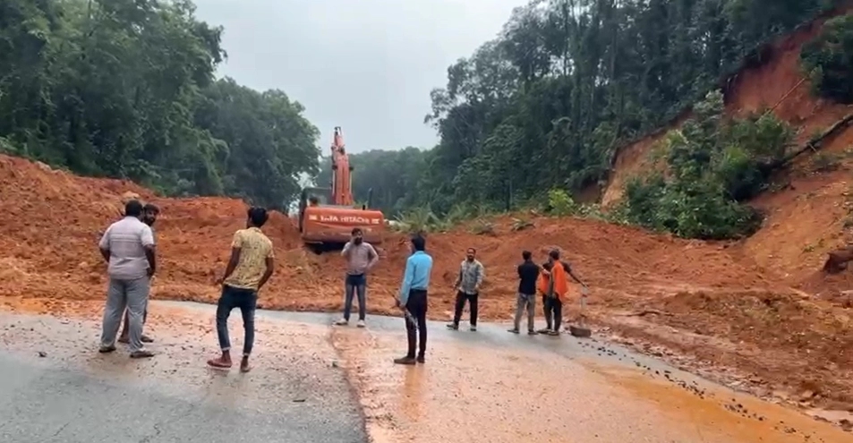 ಕಡಬ: ಮಣ್ಣಗುಂಡಿಯಲ್ಲಿ ಗುಡ್ಡ ಕುಸಿದು ವಾಹನ ಸಂಚಾರ ಸಂಪೂರ್ಣ ಸ್ಥಗಿತ! - News Karnataka