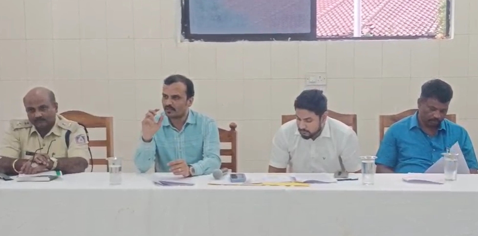 ದಸರಾ ಮಾದರಿಯಲ್ಲಿ ದೀಪಾಲಂಕಾರ ವಿಚಾರದಲ್ಲಿ ಅಧಿಕಾರಿಗಳಿಗೆ ಎಡಿಸಿ ಡಾ.ಶಿವರಾಜು ಹಿಗ್ಗಾಮುಗ್ಗಾ ತರಾಟೆ - News Karnataka