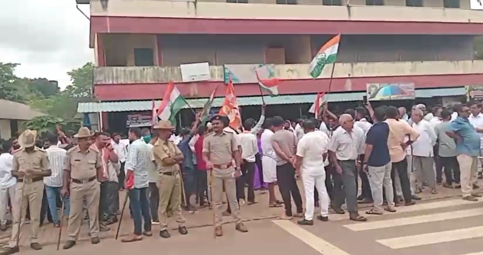 ಮದುವೆ ಮನೆಯಲ್ಲಿ ಚಿಕನ್‌ ಲೆಗ್‌ಪೀಸ್‌ಗಾಗಿ ಹೊಡೆದಾಟ: ವಿಡಿಯೋ ವೈರಲ್ - News Karnataka