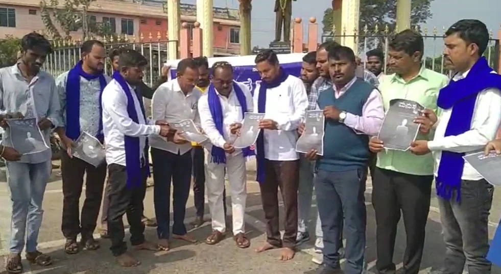ನಂಜನಗೂಡಿನಲ್ಲಿ ದಸಂಸ ಅಂಬೇಡ್ಕರ್ ವಾದದಿಂದ ಮನುಸ್ಮೃತಿ ದಹಿಸಿ ಆಕ್ರೋಶ - News Karnataka