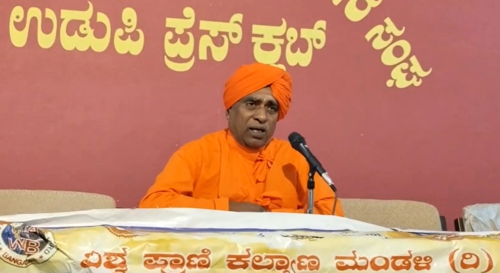 ದೇಶದಲ್ಲಿ ಗೋ‌ ಮಾಂಸ ರಫ್ತು, ಜಾನುವಾರು ಹತ್ಯೆ ಸಂಪೂರ್ಣವಾಗಿ ನಿಷೇಧಿಸಿ: ದಯಾನಂದ ಸ್ವಾಮೀಜಿ‌ ಒತ್ತಾಯ - News Karnataka