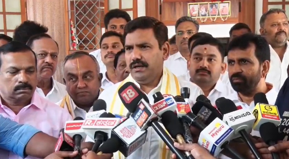 ʼಸಿದ್ದರಾಮಯ್ಯರನ್ನು ಅಧಿಕಾರದಿಂದ ಇಳಿಸಲು ಕುಡುಗೋಲು ಬಡಿಗೆ ಹಿಡಿದು ಬರುತ್ತಾರೆʼ - News Karnataka