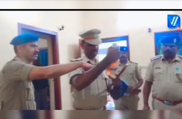 ಮದ್ಯ ತಯಾರಿ ಘಟಕಕ್ಕೆ ಪೊಲೀಸ್ ದಾಳಿ; ಕಾಸರಗೋಡಿನ ಇಬ್ಬರು ಸೆರೆ, ಮತ್ತಿಬ್ಬರು ಪರಾರಿ, ಒಂದು ಲಕ್ಷ ಬೆಲೆಯ ಮದ್ಯ ವಶಕ್ಕೆ - News Karnataka