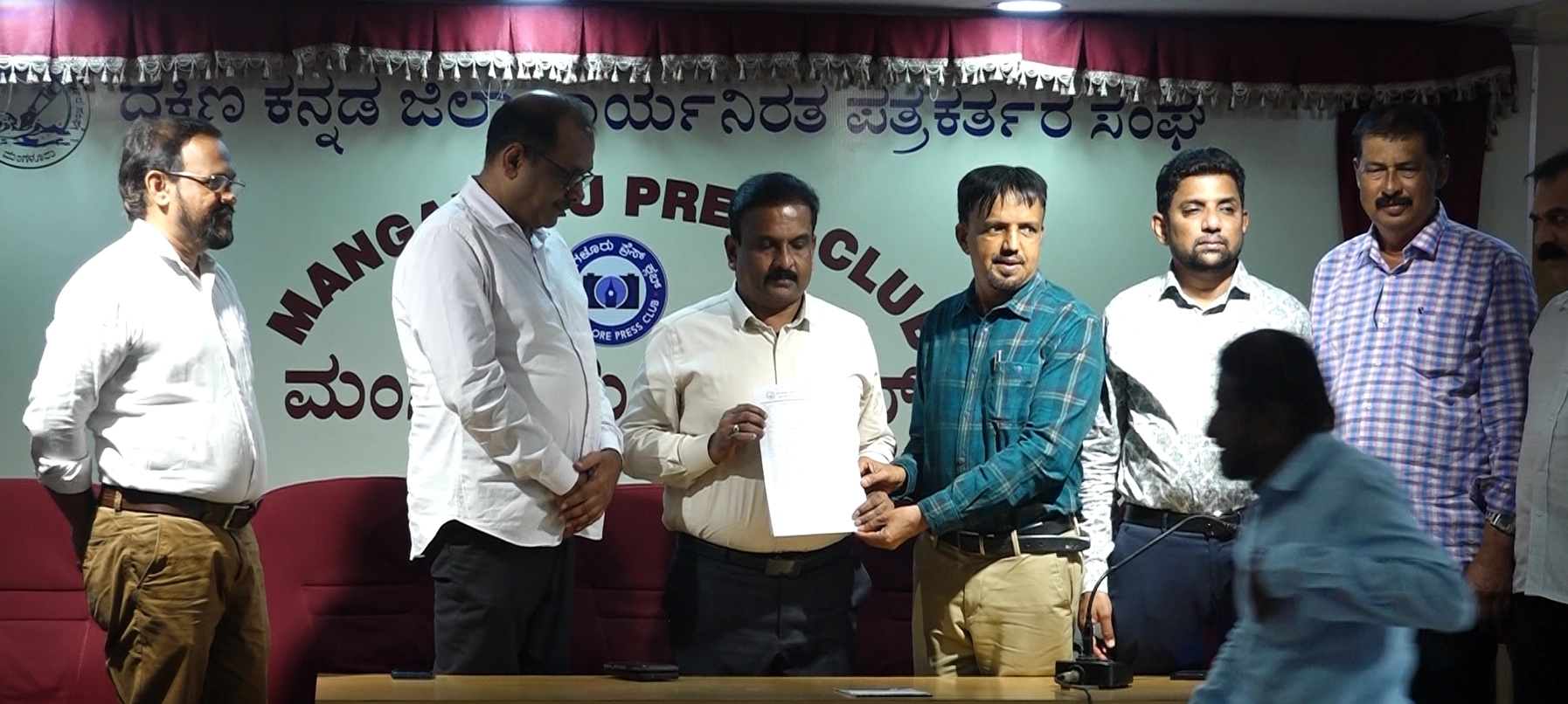 ಸಿಡಿಮದ್ದು ಜಗಿದು ಸ್ಫೋಟ: ಹಸುವಿನ ಬಾಯಿ ಛಿದ್ರ - News Karnataka