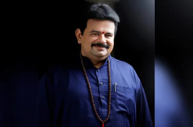 ಅಕ್ಟೋಬರ್ 13 : ಅಂಬಿಕಾ ಆವರಣಕ್ಕೆ ಆಚಾರ್ಯ ಕೆ.ಆರ್.ಮನೋಜ್ ಜಿ ಆಗಮನ - News Karnataka