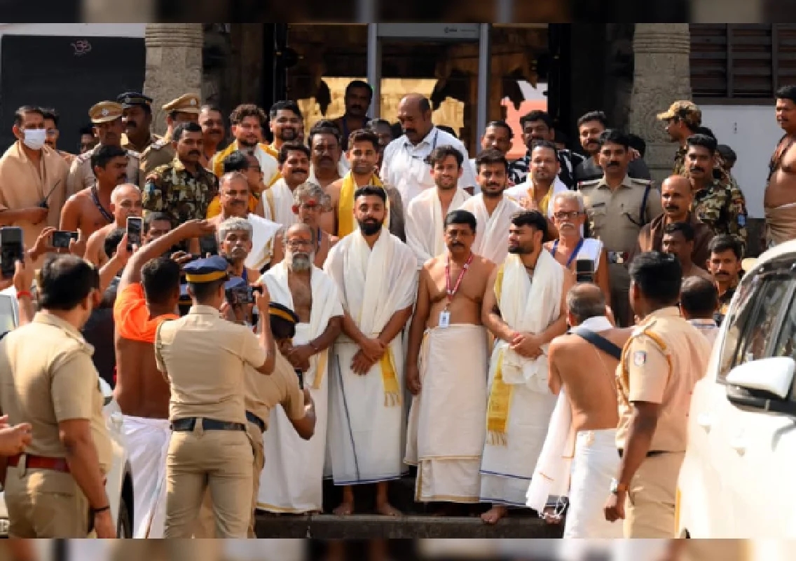 ಪದ್ಮನಾಭಸ್ವಾಮಿ ದೇಗುಲಕ್ಕೆ ಟೀಂ ಇಂಡಿಯಾ ಭೇಟಿ! - News Karnataka