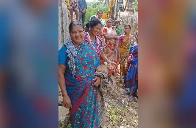 ಚಾಮರಾಜನಗರ: ಸ್ವಂತ ಖರ್ಚಿನಲ್ಲೇ ರಸ್ತೆ ನಿರ್ಮಾಣ! - News Karnataka