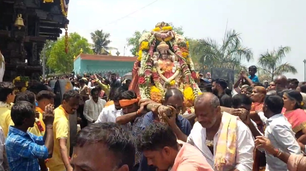 ಯುವತಿಯ ಜೊತೆ ಬಸ್ಸಿನಲ್ಲಿ ಅಸಭ್ಯ ವರ್ತನೆ: ಯುವಕನಿಗೆ ಥಳಿತ, ವಿಡಿಯೋ ವೈರಲ್ - News Karnataka