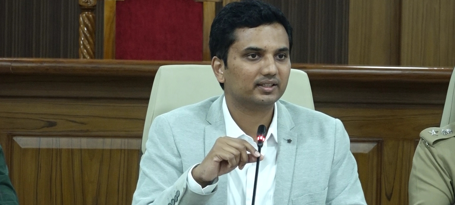 ʼವಾರದಲ್ಲೊಂದು ದಿನʼ ಹಳೆ ಡಿಸಿ ಕಚೇರಿಯಲ್ಲಿ ಕರ್ತವ್ಯ ಜಿಲ್ಲಾಧಿಕಾರಿ ದರ್ಶನ್‌ ಎಚ್‌.ವಿ - News Karnataka