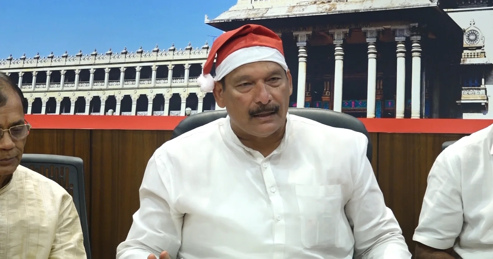 ಪ್ರೀತಿ ವಿಚಾರ: ಯುವಕನಿಗೆ ಪೆಟ್ರೋಲ್ ಸುರಿದು ಬೆಂಕಿ ಹಚ್ಚಿದ ಯುವತಿಯ ಕುಟುಂಬಸ್ಥರು - News Karnataka