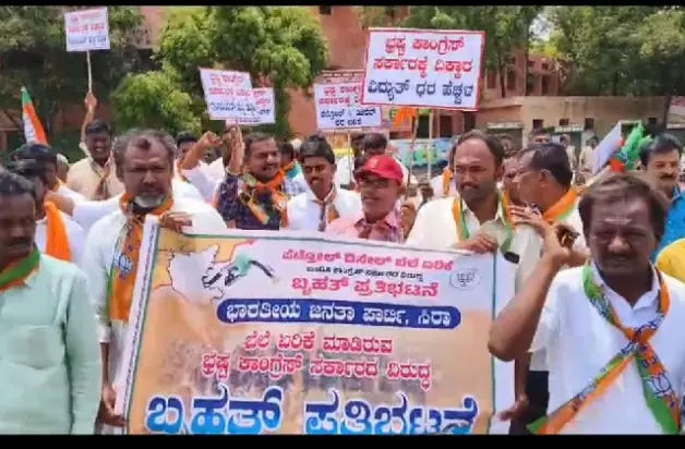 ಶಿರಾ: ತೈಲ ದರ ಏರಿಕೆ ಖಂಡಿಸಿ ದ್ವಿಚಕ್ರ ವಾಹನಕ್ಕೆ ಹಗ್ಗ ಕಟ್ಟಿ ಎಳೆಯುವ ಮೂಲಕ ಪ್ರತಿಭಟನೆ - News Karnataka