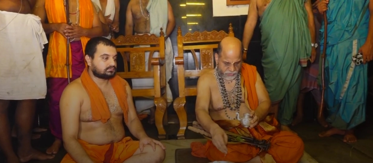 ಉಡುಪಿ: ಕೃಷ್ಣಮಠದಲ್ಲಿ ಸಾವಿರಾರು ಭಕ್ತರಿಗೆ ತಪ್ತ ಮುದ್ರಾಧಾರಣೆ - News Karnataka