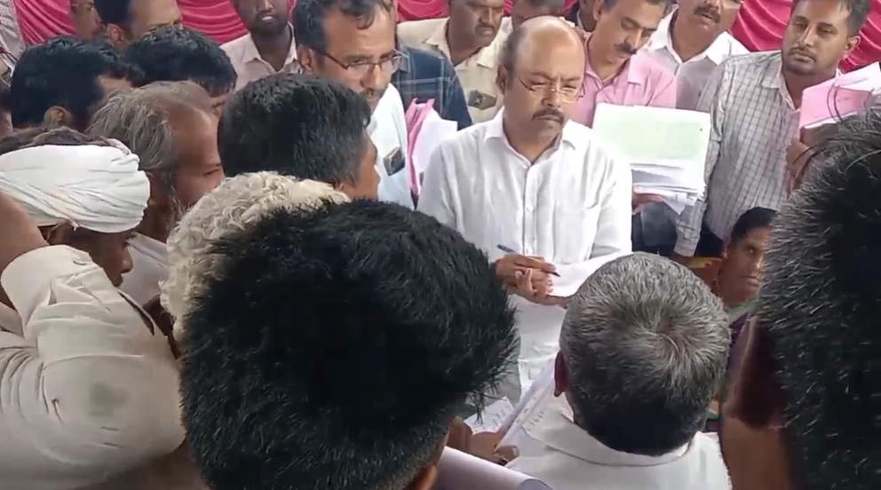 ಮೈಸೂರು : ಹಳ್ಳಿಯ ಗೂಡಂಗಡಿಗಳಲ್ಲಿ ಅಕ್ರಮ ಮದ್ಯಮಾರಾಟ, ಎಂಎಲ್ಸಿ ಡಾ.ಯತೀಂದ್ರ ಸಿದ್ದರಾಮಯ್ಯ ಕಿಡಿ - News Karnataka