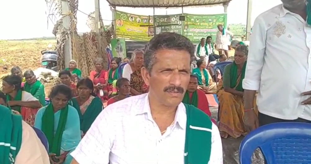 ಉಳುಮೆ ಮಾಡುವ ಮೂಲಕ ರೈತರ ಪ್ರತಿಭಟನೆ - News Karnataka
