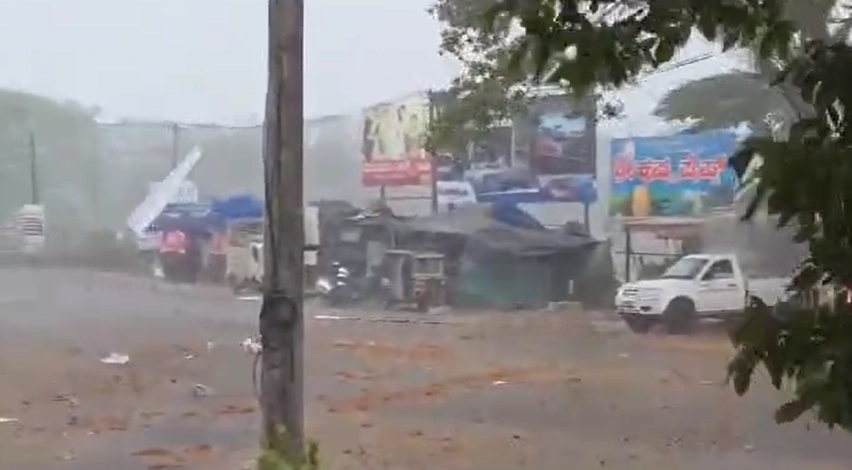 ಕಾರ್ಕಳದಲ್ಲಿ ಭಾರೀ ಮಳೆ: ಗಾಳಿಯ ಹೊಡೆತಕ್ಕೆ ಹಾರಿ ಹೋದ ಅಂಗಡಿಗಳ ಮೇಲ್ಛಾಣಿ - News Karnataka