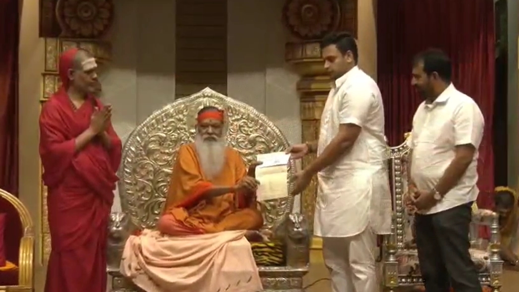 ಮೈಸೂರು: ಗಣಪತಿ ಸಚ್ಚಿದಾನಂದ ಶ್ರೀಗಳಿಂದ ಭಾರತೀಯ ಸೇನೆಗೆ 25 ಲಕ್ಷ ದೇಣಿಗೆ - News Karnataka