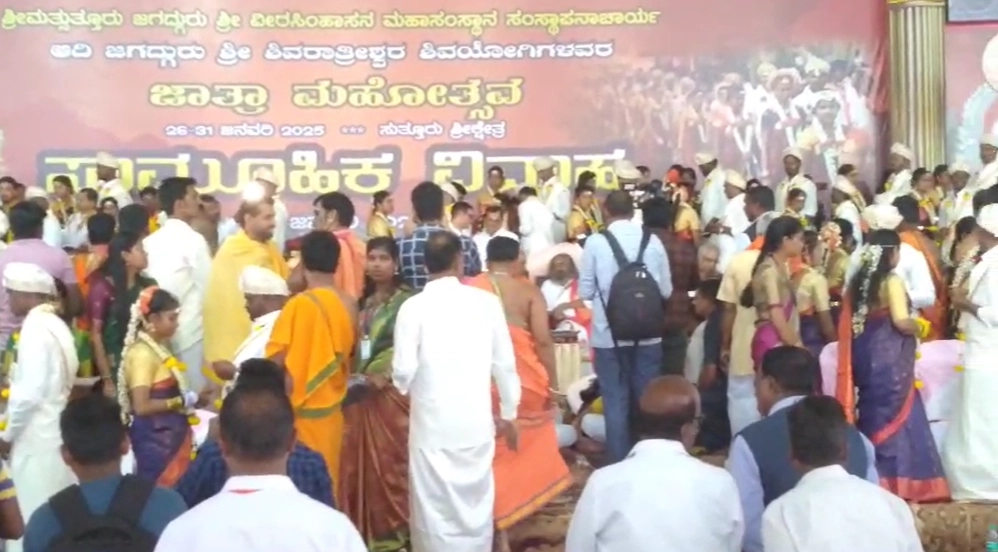 ಸುತ್ತೂರು ಜಾತ್ರಾ ಮಹೋತ್ಸವದ ಸಾಮೂಹಿಕ ವಿವಾಹದಲ್ಲಿ ನವ ಜೀವನಕ್ಕೆ ಕಾಲಿಟ್ಟ 155 ಜೋಡಿಗಳು - News Karnataka