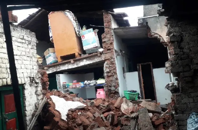 ಭಾರಿ ಮಳೆಗೆ ಮನೆಯ ಗೋಡೆ ಕುಸಿತ: ಪ್ರಾಣಪಾಯದಿಂದ ಪಾರು - News Karnataka