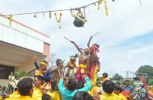 ಮೊಸರು ಗಡಿಗೆ ಒಡೆಯುವ ಆಚರಣೆಯಲ್ಲಿ ಇಬ್ಬರು ಮೃತ್ಯು, 117 ಜನರಿಗೆ ಗಾಯ - News Karnataka