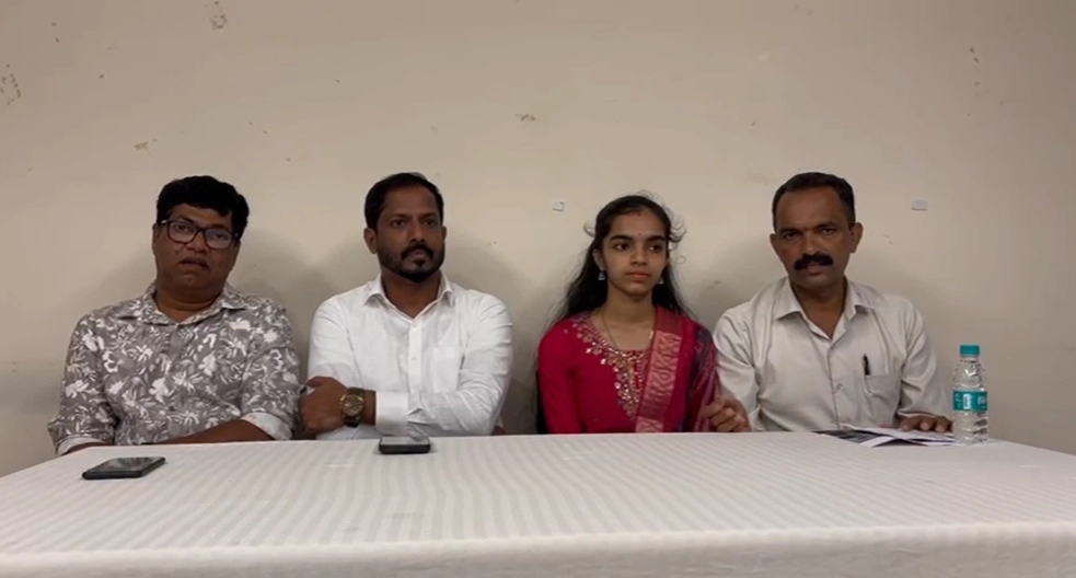 ಕೋಲಾರ ಕ್ಷೇತ್ರದಲ್ಲಿ ಗೆಲುವು ಸಾಧಿಸಿದ ಜೆಡಿಎಸ್‌ ಅಭ್ಯರ್ಥಿ ಎಂ.ಮಲ್ಲೇಶ್‌ ಬಾಬು - News Karnataka