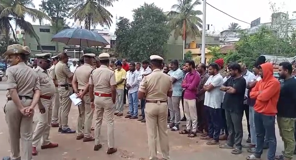ಮೈಸೂರು: ರೌಡಿ ಶೀಟರ್ ಪೆರೆಡ್: ಕಾನೂನು ಸುವ್ಯವಸ್ಥೆಗೆ ಭಂಗ ತಂದರೆ ಗಡೀಪಾರು ಎಚ್ಚರಿಕೆ! - News Karnataka