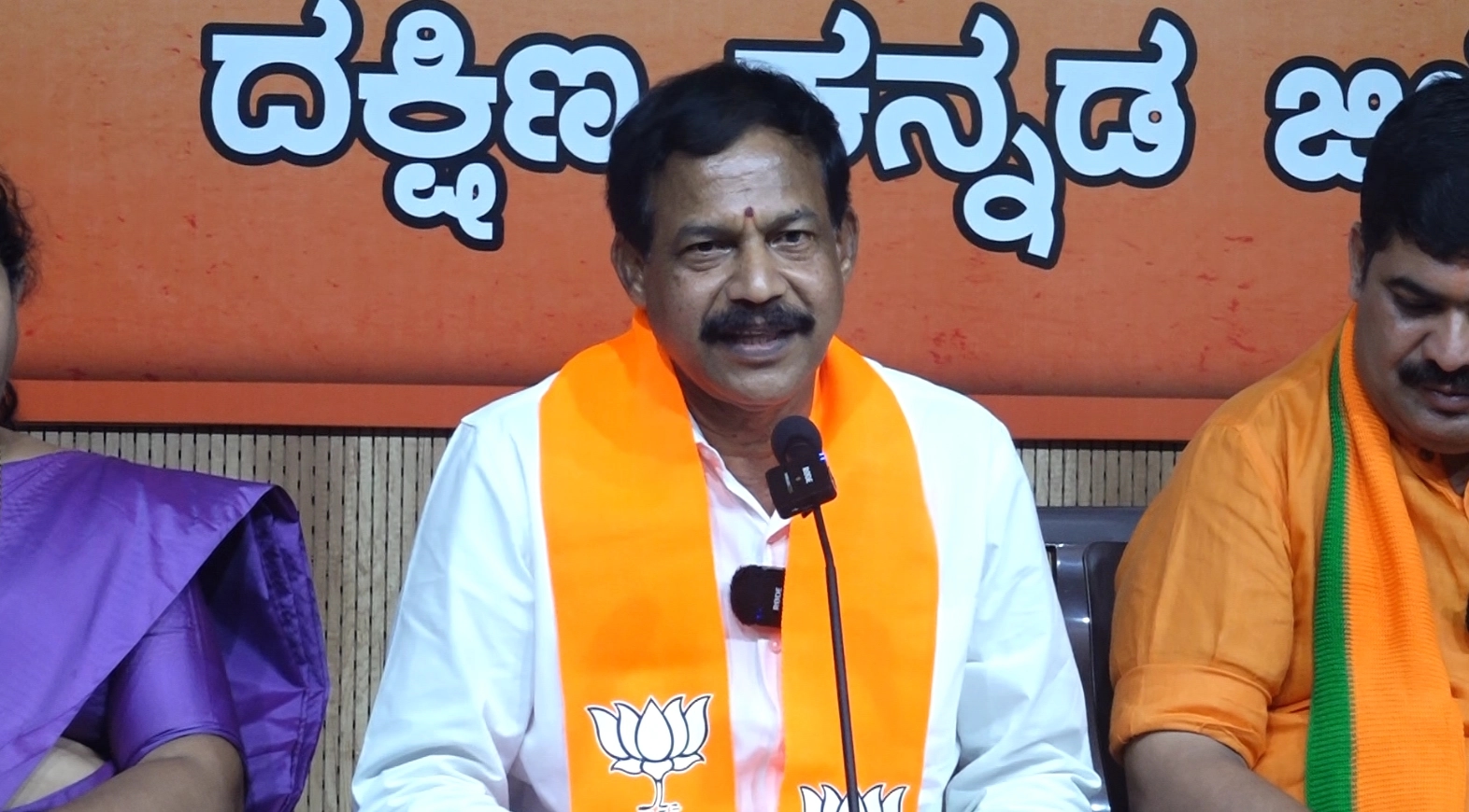 ಜನಗಣತಿ, ಸ್ಟಿಕ್ಕರ್ ಅಂಟಿಸುವ ಮೂಲಕ ಸಮಸ್ಯೆ ಸೃಷ್ಟಿ:  ಸತೀಶ್ ಕುಂಪಲ - News Karnataka