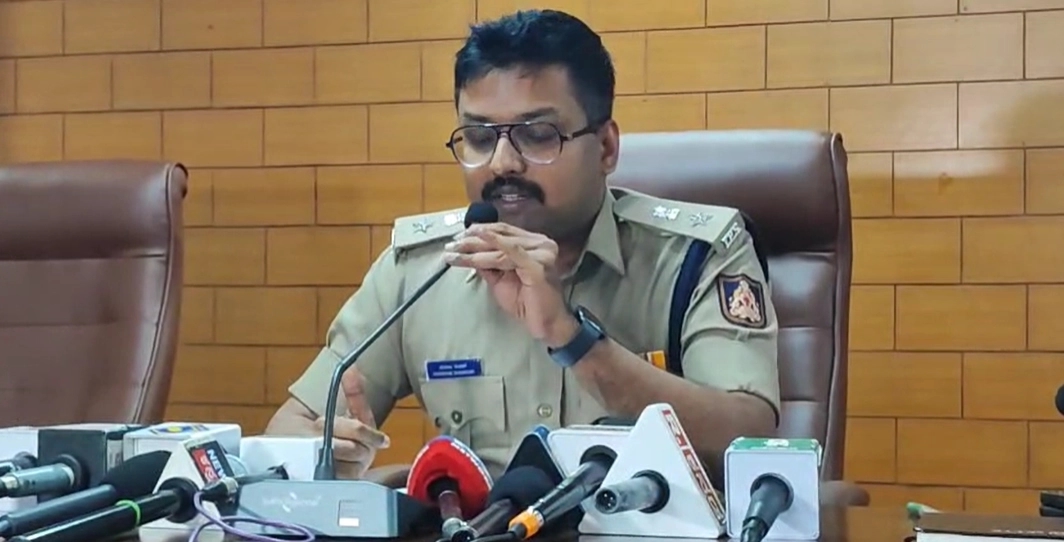 ಶಾಲೆ, ಕಾಲೇಜು ವಾಹನಗಳಿಗೆ ನಕಲಿ ವಿಮೆ ಮಾಡಿ ವಂಚಿಸುತ್ತಿದ್ದ ಇಬ್ಬರು ಆರೋಪಿಗಳ ಬಂಧನ! - News Karnataka