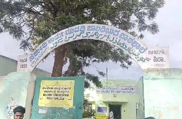 ಸರ್ಕಾರಿ ಶಾಲೆಯ ಮೇಲ್ಛಾವಣಿ ಗಾರೆ ಕುಸಿತ : ಶಿಕ್ಷಕಿಯ ತಲೆಗೆ ಗಾಯ - News Karnataka