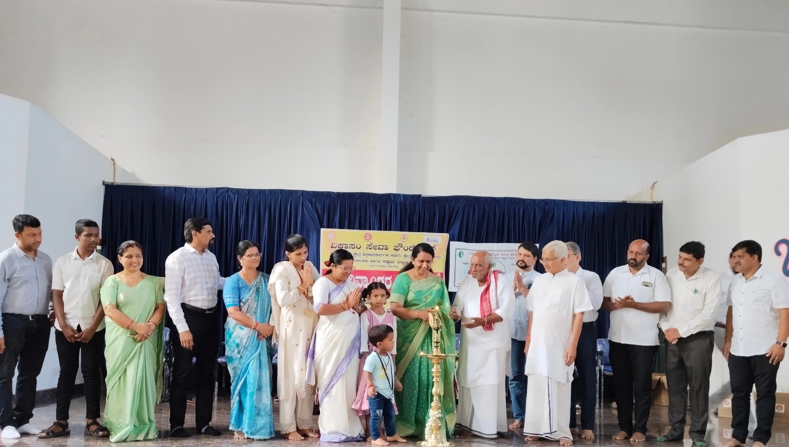 ಮಕ್ಕಳನ್ನು ಕರೆದೊಯ್ಯುವ ವೇಳೆ ಸ್ಕೂಲ್​ ಬಸ್​​ ಎಂಜಿನ್​ನಲ್ಲಿ ಬೆಂಕಿ - News Karnataka