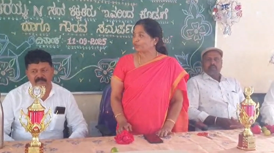 35 ವರ್ಷಗಳ ಕಾಲ ಸುದೀರ್ಘ ಸೇವೆ;  ಶಿಕ್ಷಕ ಶಂಕರಯ್ಯರ ವತಿಯಿಂದ ವಿದ್ಯಾರ್ಥಿನಿಯರಿಗೆ ಬಟ್ಟೆ ವಿತರಣೆ - News Karnataka