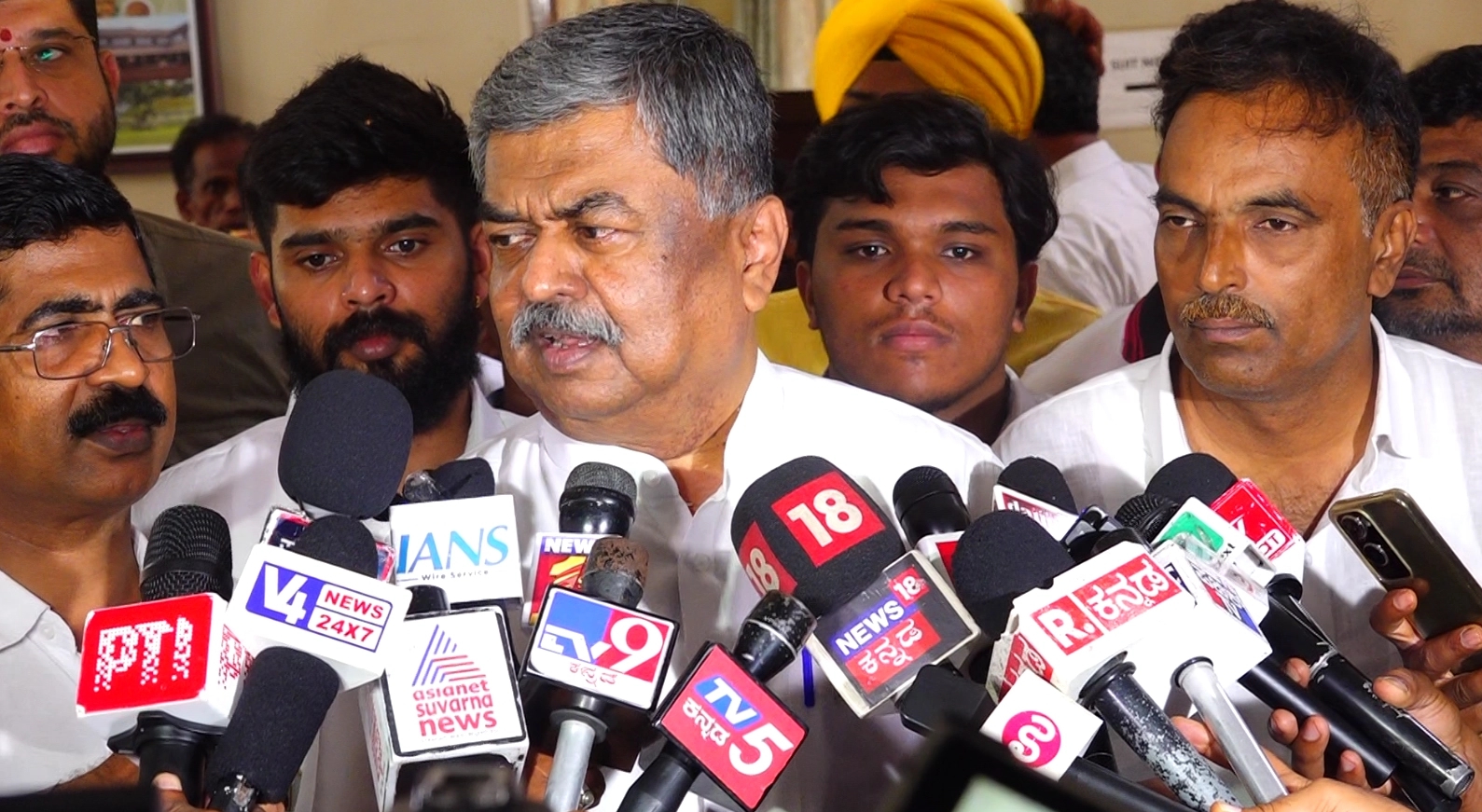 ಸರ್ಕಾರದ ಕ್ರಮದ ಬಗ್ಗೆ ನಾನು ಟೀಕೆ ಟಿಪ್ಪಣಿ ಮಾಡಲ್ಲ: ಬಿ.ಕೆ.ಹರಿಪ್ರಸಾದ್ - News Karnataka