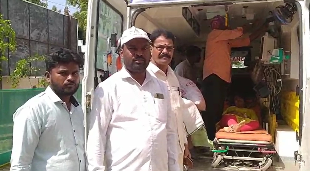 ಆಸ್ಪತ್ರೆಯಲ್ಲಿ ವೈದ್ಯರಿಲ್ಲದೆ ಪರದಾಟ: ಗರ್ಭಿಣಿಗೆ ಆಂಬುಲೆನ್ಸ್ ನಲ್ಲೇ ಚಿಕಿತ್ಸೆ…! - News Karnataka