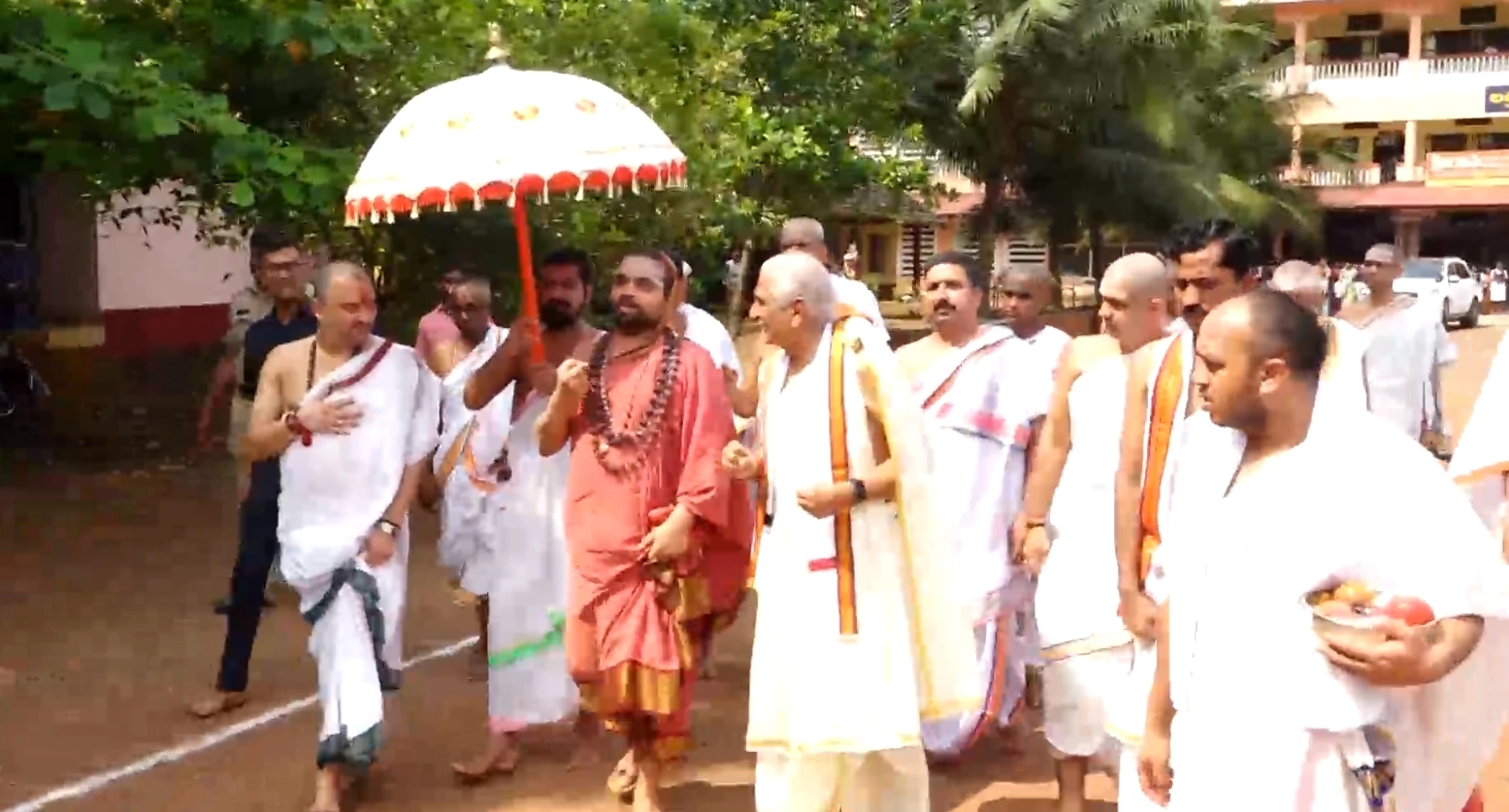 ಕಲ್ಲಡ್ಕ ಶ್ರೀರಾಮ ವಿದ್ಯಾಕೇಂದ್ರಕ್ಕೆ 10 ಲಕ್ಷ ರೂ. ದೇಣಿಗೆ ನೀಡಿದ ಶೃಂಗೇರಿ ಜಗದ್ಗುರುಗಳು - News Karnataka