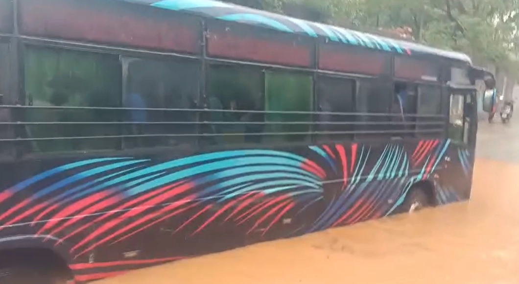 ಮಂಗಳೂರು : ವ್ಯಾಪಾಕ ಮಳೆ, ಪಡೀಲ್ ಅಂಡರ್ ಪಾಸ್ ನಲ್ಲಿ ಬಸ್ ಜಾಖಂ - News Karnataka