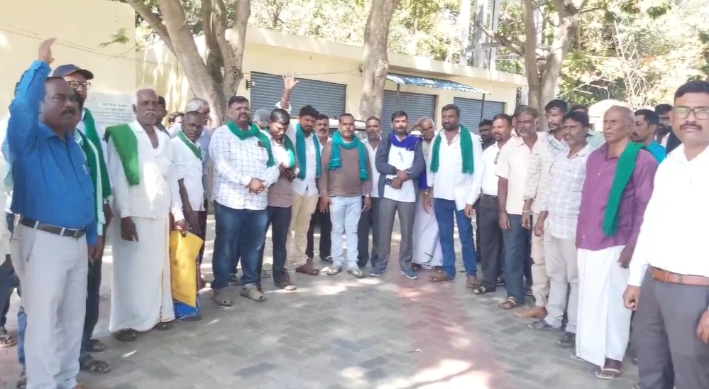 ಮೈಕ್ರೋ ಫೈನಾನ್ಸ್ ಕಿರುಕುಳಕ್ಕೆ ಇಬ್ಬರು ಬಲಿ; ರೈತ ದಲಿತ ಸಂಘಟನೆಗಳಿಂದ ದಿಢೀರ್ ಪ್ರತಿಭಟನೆ - News Karnataka